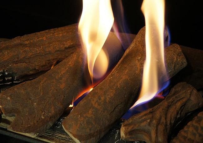Огонь вокруг керамических дров